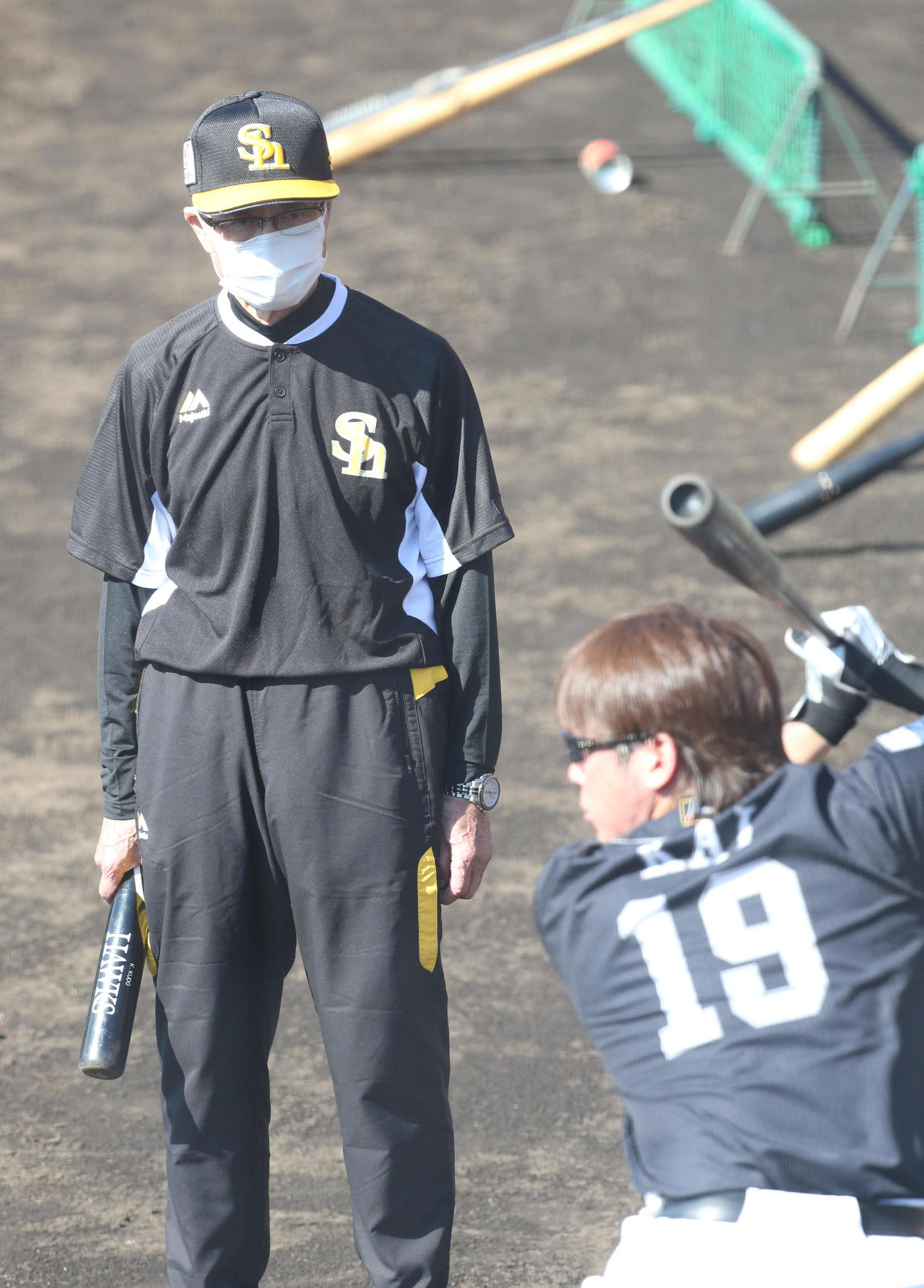 打撃練習で汗を流す甲斐拓也、後方から見守る王貞治球団会長（撮影・梅根麻紀）