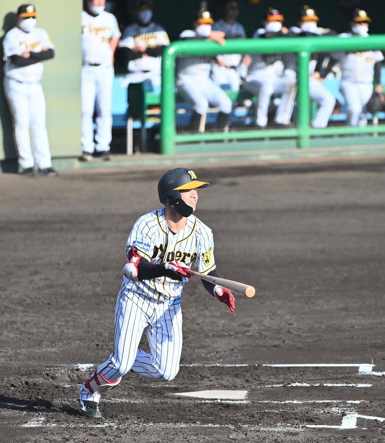 阪神対NTT西日本　6回裏阪神無死、右前安打を放つ中野（撮影・上田博志）
