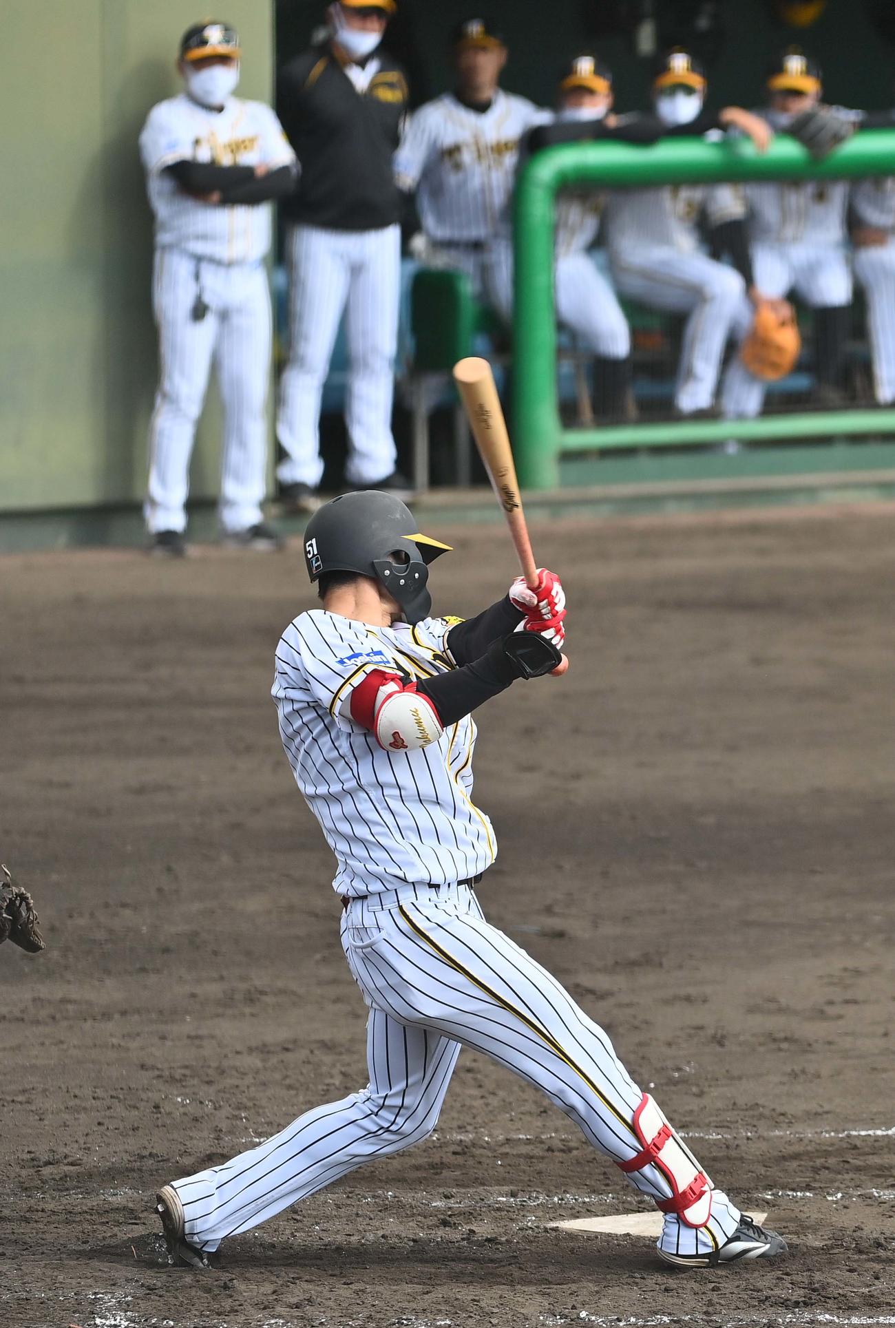 阪神対NTT西日本　3回裏阪神無死満塁、左犠飛を放つ中野（撮影・上田博志）