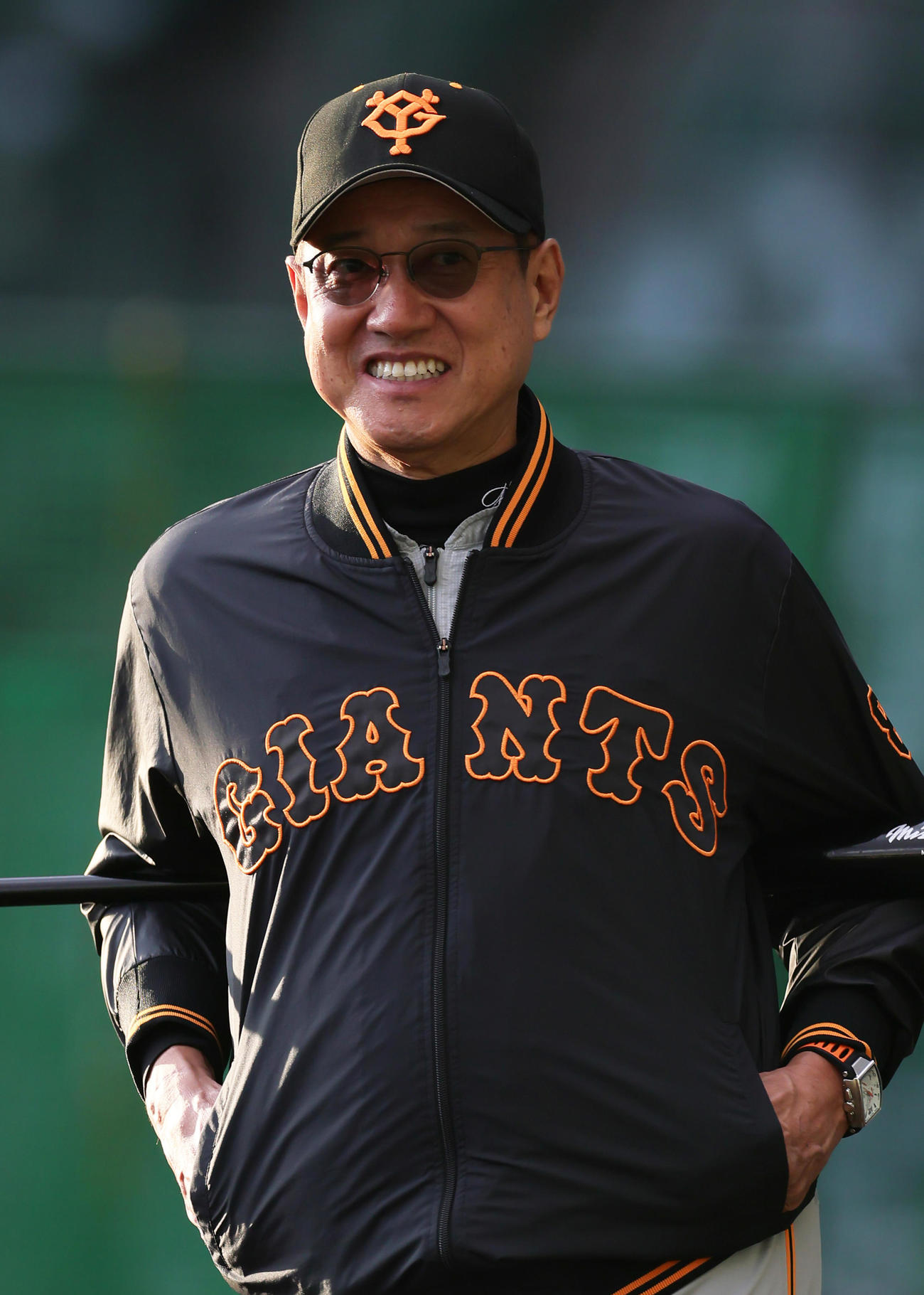 練習中、笑顔を見せる巨人原監督（撮影・足立雅史）