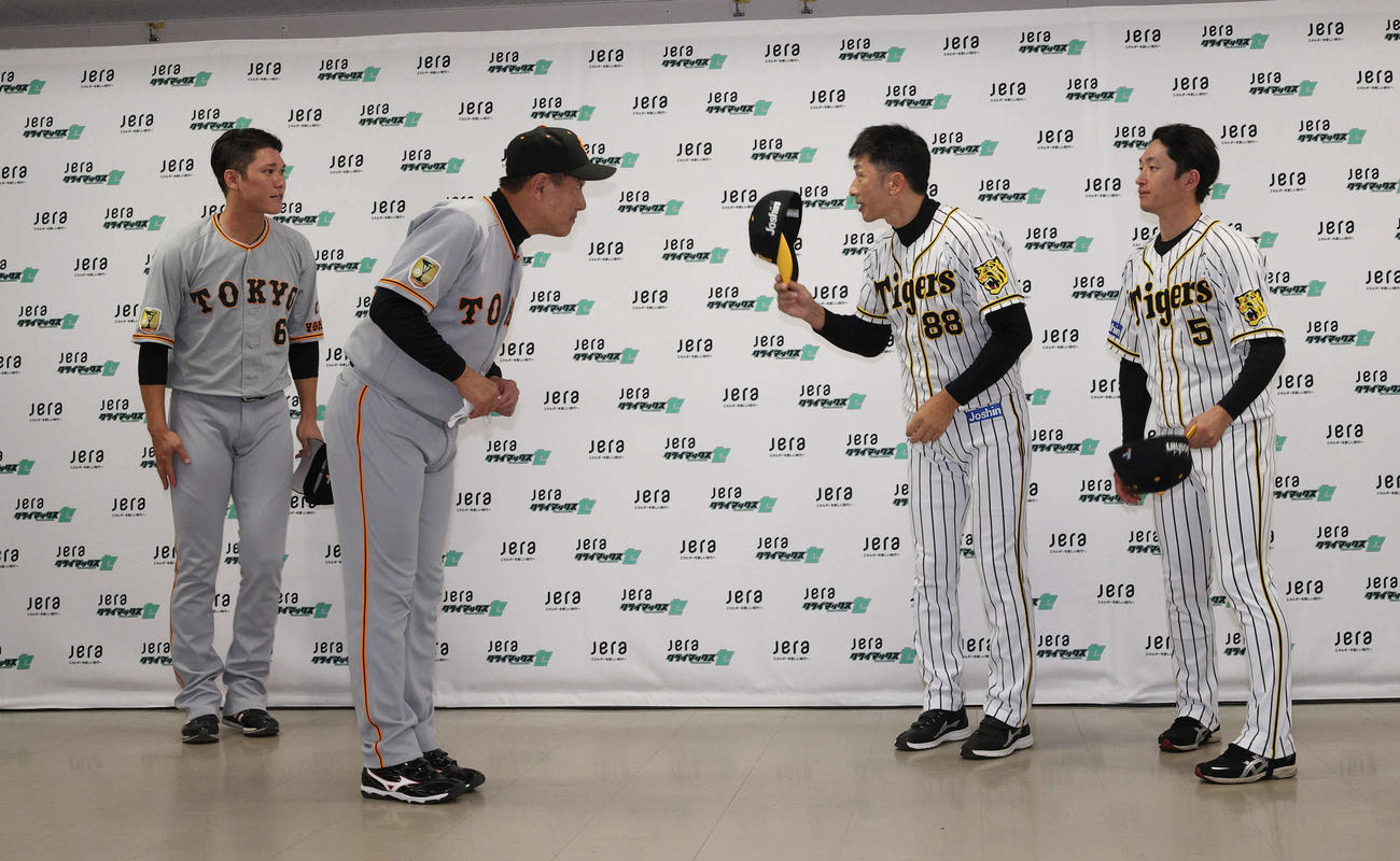 ファーストステージ開催前日共同記者会見を終えてあいさつする、左から巨人坂本、原監督、阪神矢野監督、近本
