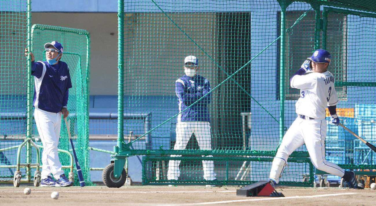 中日秋季キャンプ　立浪監督（左）の見つめる前で打撃練習をする高橋周（右）（撮影・森本幸一）