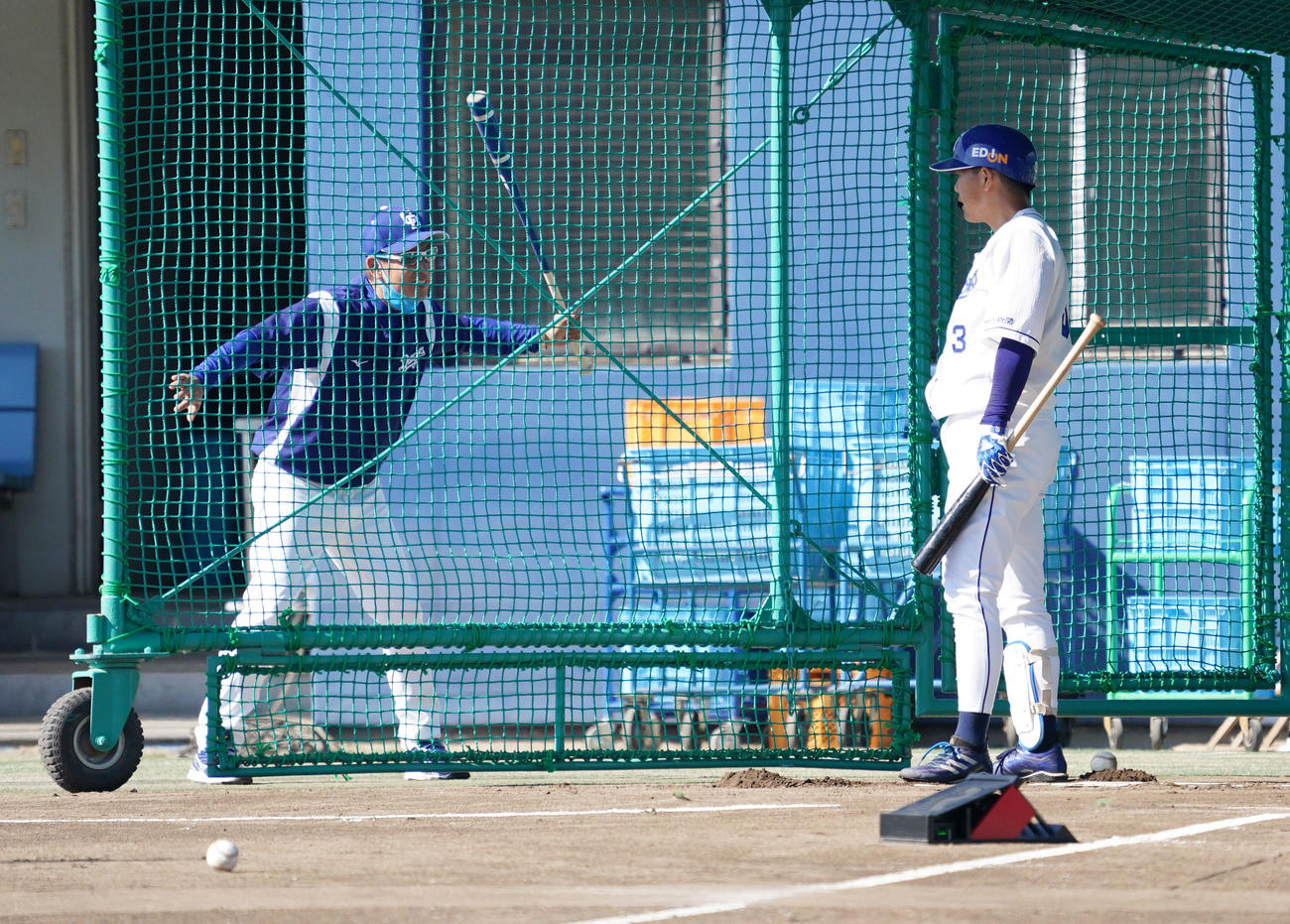 中日秋季キャンプ　打撃練習をする高橋周（右）にアドバイスをする立浪監督（左）（撮影・森本幸一）