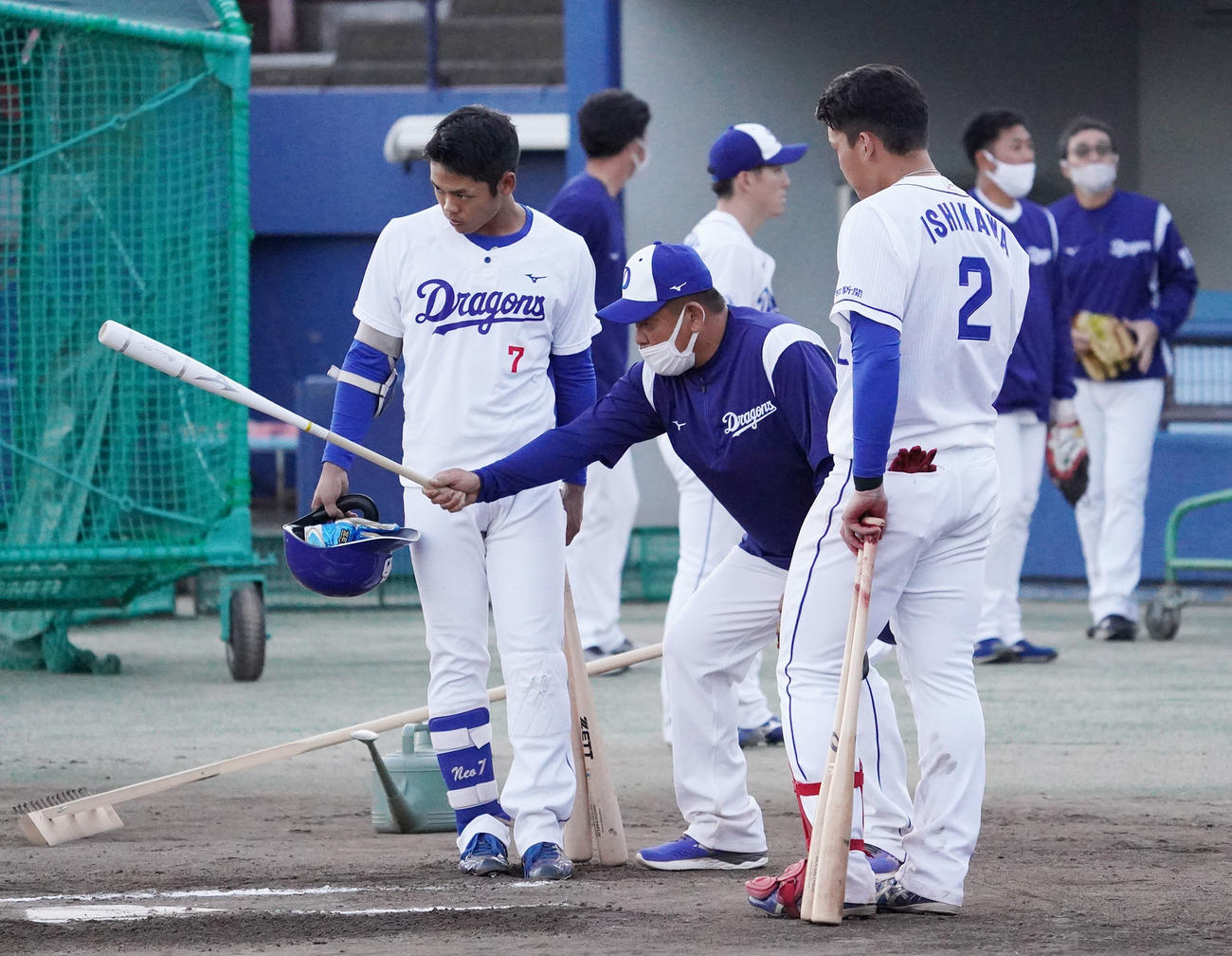 個別で打撃練習後、石川（右）と根尾（左）にアドバイスをする中村紀打撃コーチ（撮影・森本幸一）
