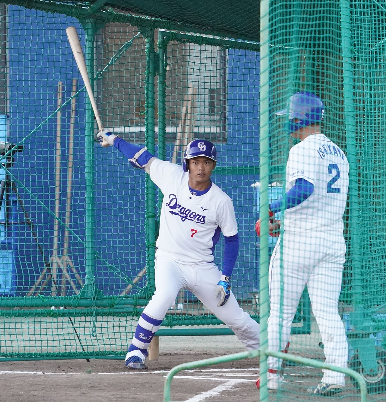 中日秋季キャンプ　全体練習メニュー終了後、個別で打撃練習を行った根尾（左）右は石川（撮影・森本幸一）