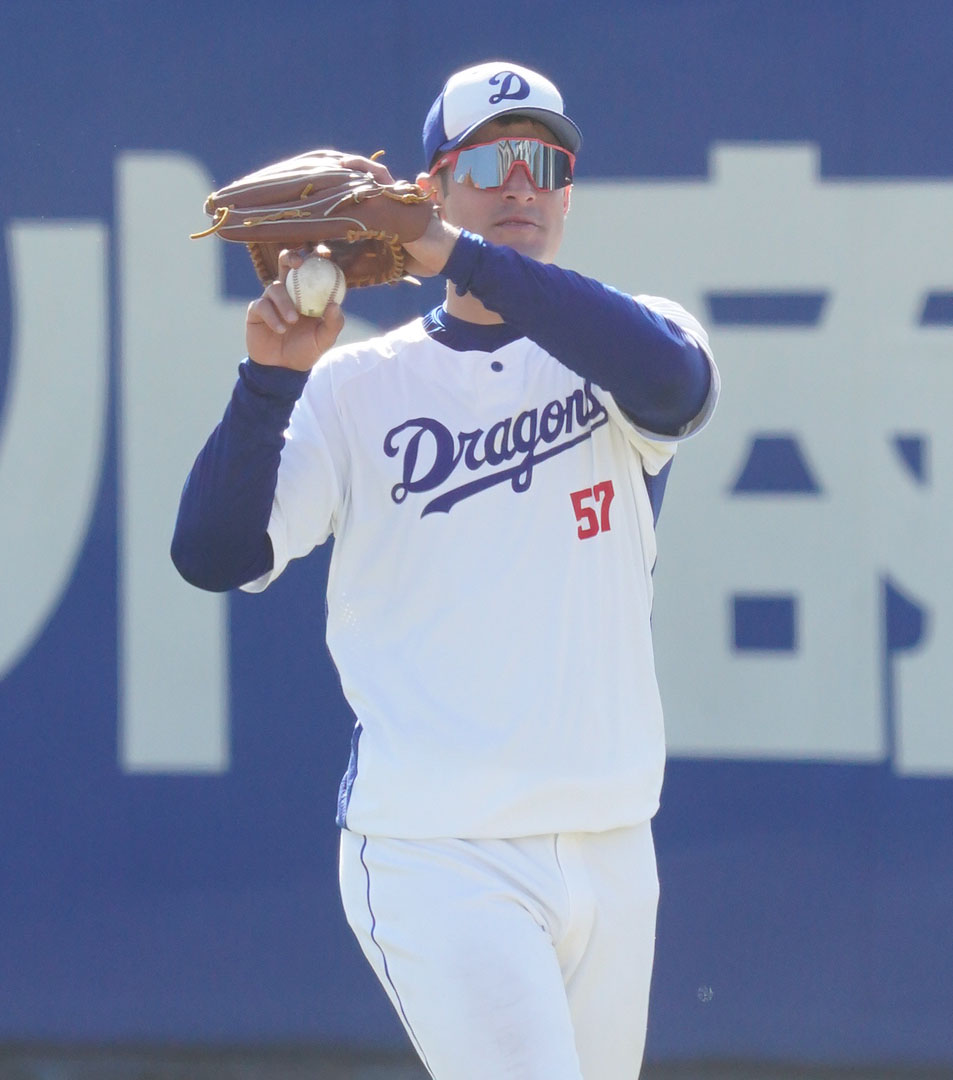中日秋季キャンプ　外野手用のグラブを使用し外野ノックを受けるA・マルティネス（撮影・森本幸一）