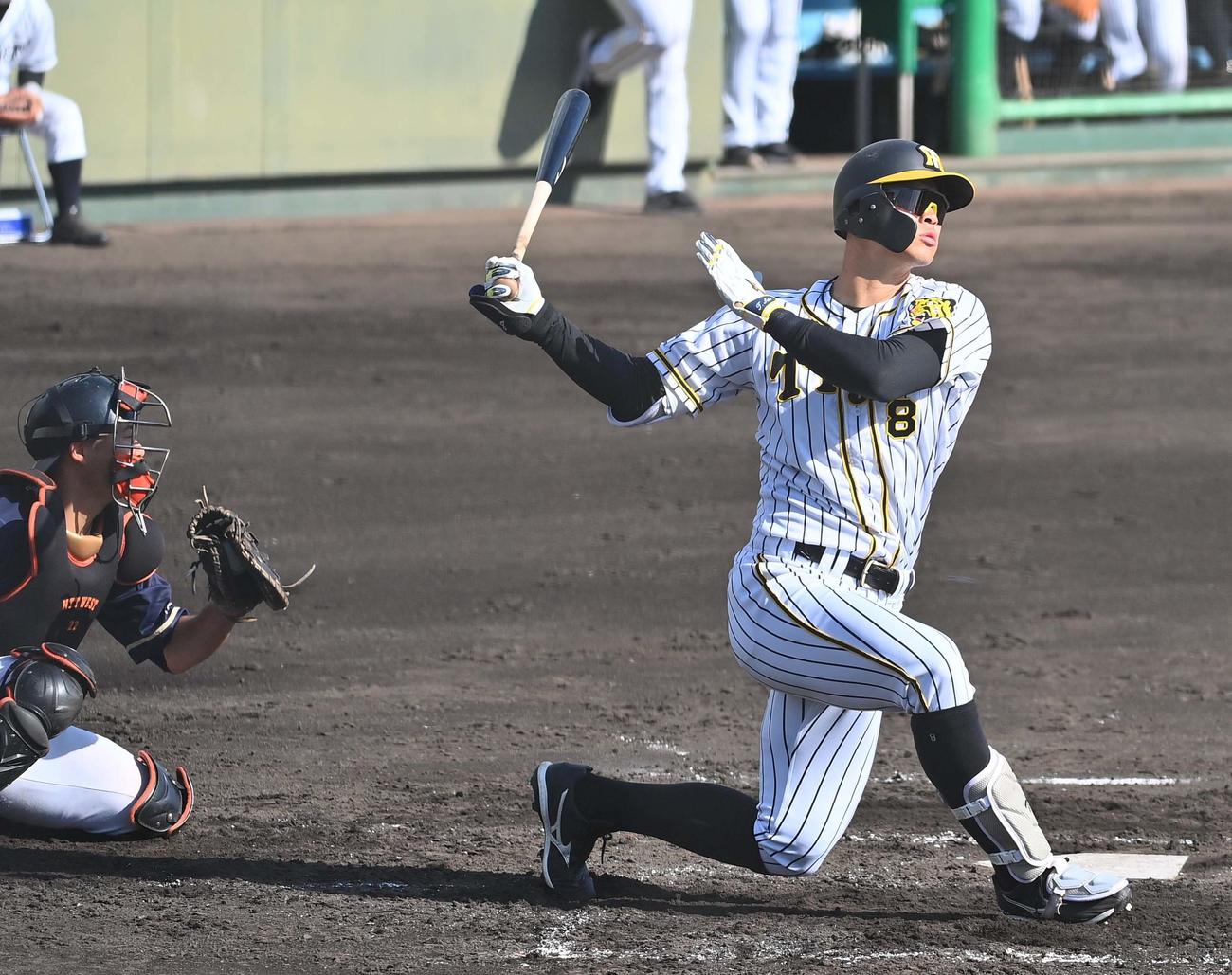 阪神対NTT西日本　2回裏阪神無死一、二塁、三振に倒れる佐藤輝（撮影・上田博志）