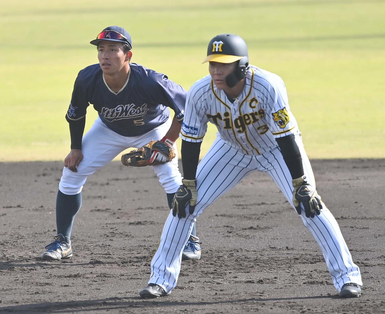 阪神対NTT西日本　遊撃を守るNTT西日本・野村。右は二塁走者の大山（撮影・上田博志）