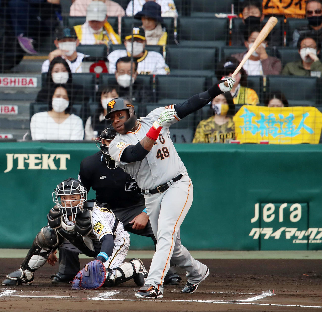 阪神対巨人　6回表巨人2死一、二塁、ウィーラーは中越え適時二塁打を放つ（撮影・加藤哉）