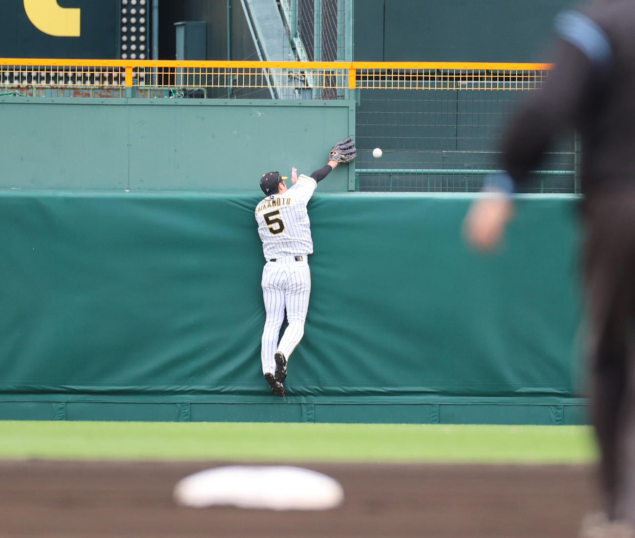 CSファーストステージ阪神対巨人　6回表巨人2死一、二塁、ウィーラーの打球に中堅手近本が飛びつくもおよばず、中越え2点適時二塁打となる（撮影・清水貴仁）