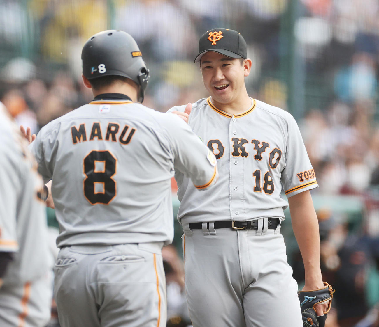 CSファーストステージ阪神対巨人　6回表巨人2死一、二塁、ウィーラーの中越え2点適時二塁打で生還した丸佳浩を出迎える菅野（撮影・清水貴仁）