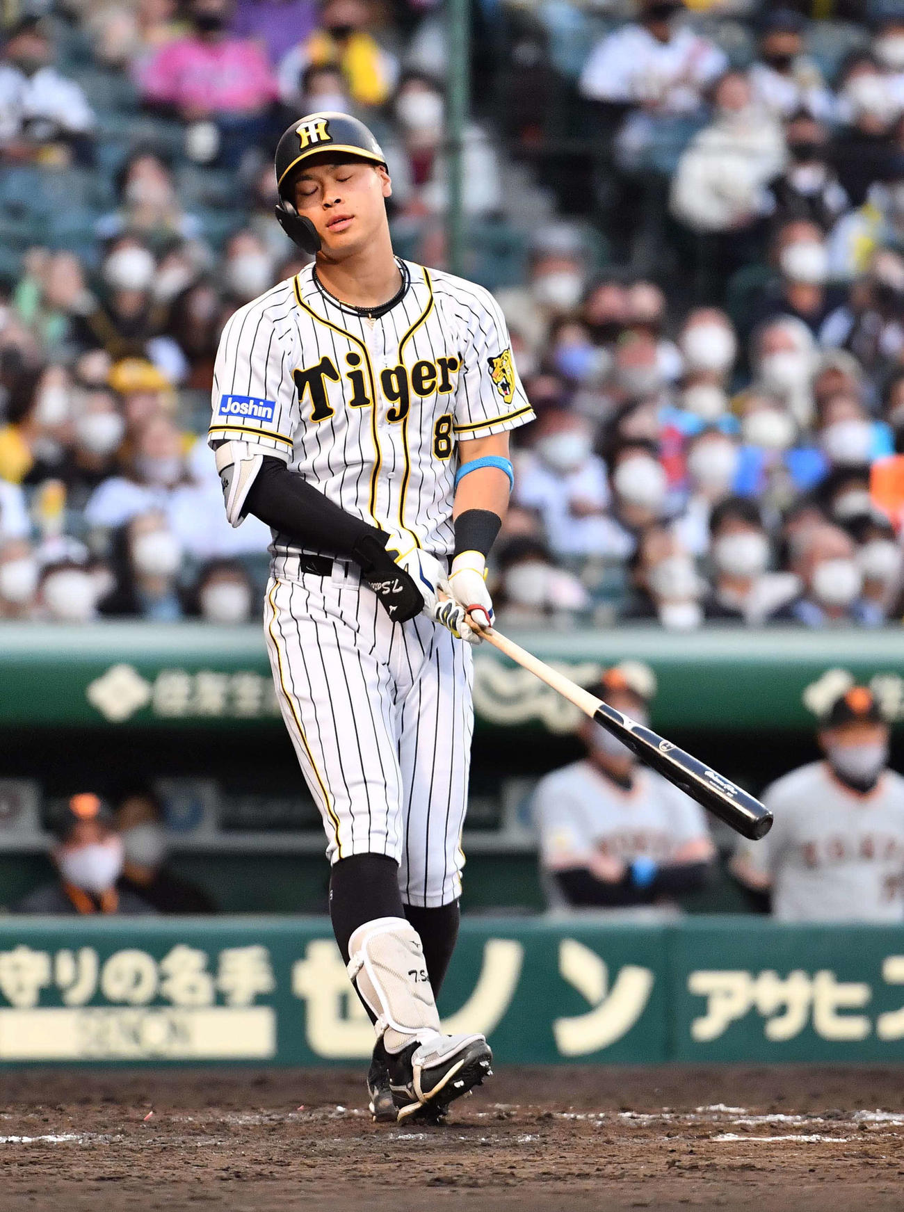 阪神対巨人　8回裏阪神1死一塁、三振に倒れる佐藤輝（撮影・上田博志）