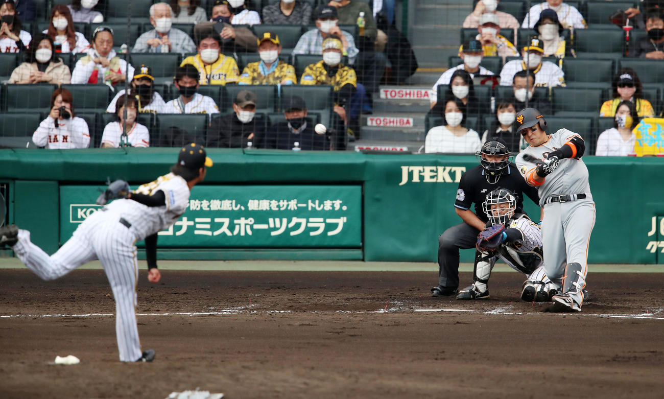 阪神対巨人　5回表巨人1死二塁、中島は右前打を放つ。投手は高橋（撮影・加藤哉）