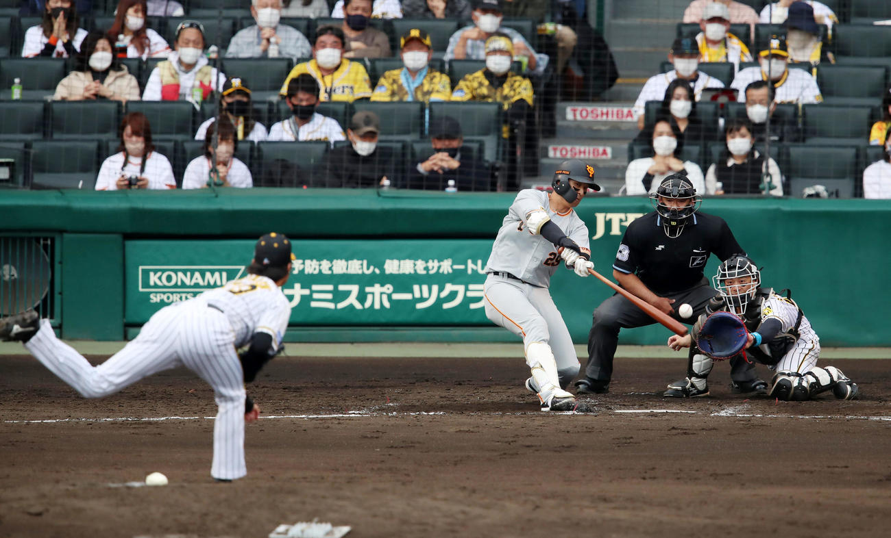 阪神対巨人　5回表巨人1死一、三塁、吉川尚は中前適時打を放つ。投手は高橋（撮影・加藤哉）