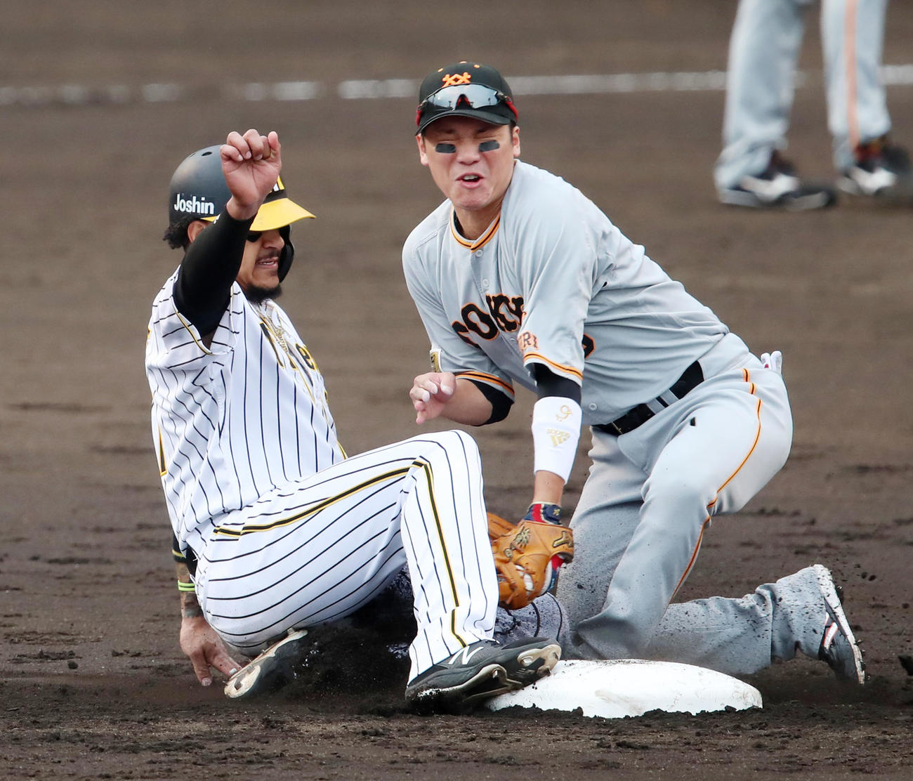阪神対巨人　5回裏阪神無死一塁、一塁走者マルテは二塁盗塁失敗。野手は坂本勇（撮影・加藤哉）