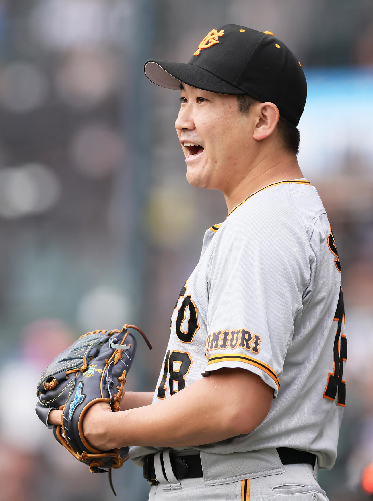 阪神対巨人　5回表巨人1死一、三塁、吉川の中前適時打を喜ぶ菅野（撮影・足立雅史）