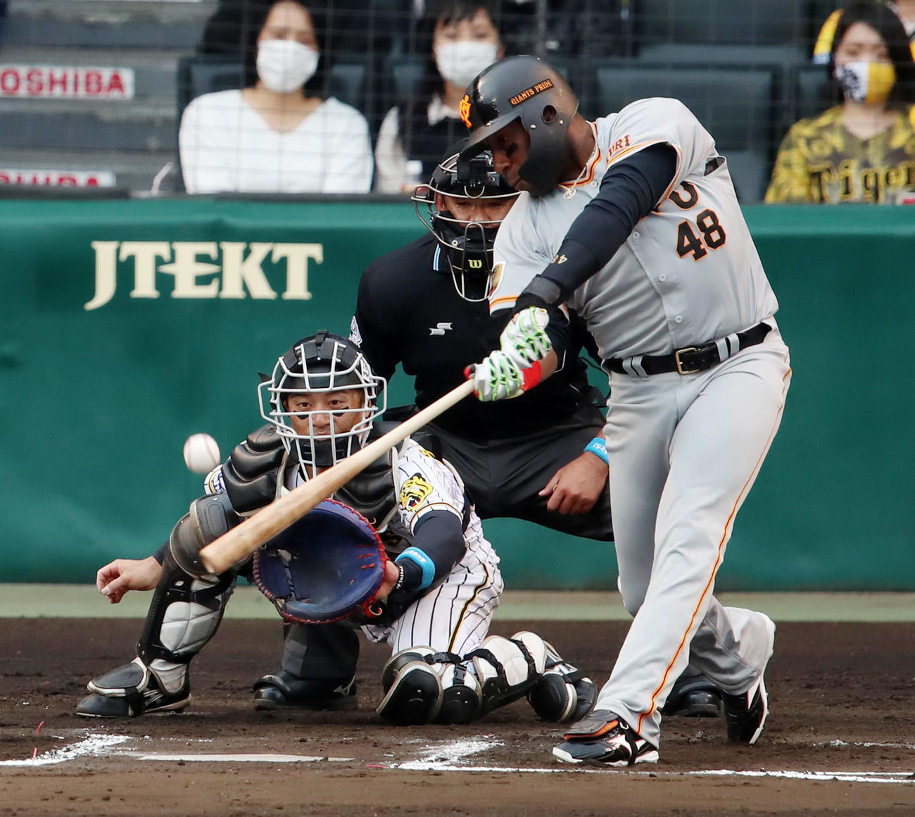 阪神対巨人　6回表巨人2死一、二塁、ウィーラーは中越え適時二塁打を放つ（撮影・加藤哉）