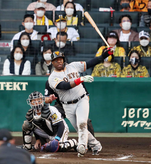 阪神対巨人　8回表巨人2死一、三塁、ウィーラーは左前適時打を放つ（撮影・加藤哉）