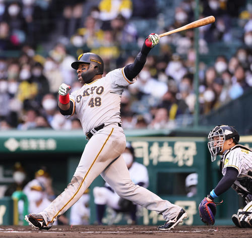 阪神対巨人　8回表巨人2死一、三塁、ウィーラーは左前適時打を放つ（撮影・足立雅史）