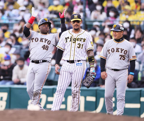 阪神対巨人　8回表巨人2死一、三塁、ウィーラー（左）は左前適時打を放ち拍手で喜ぶ