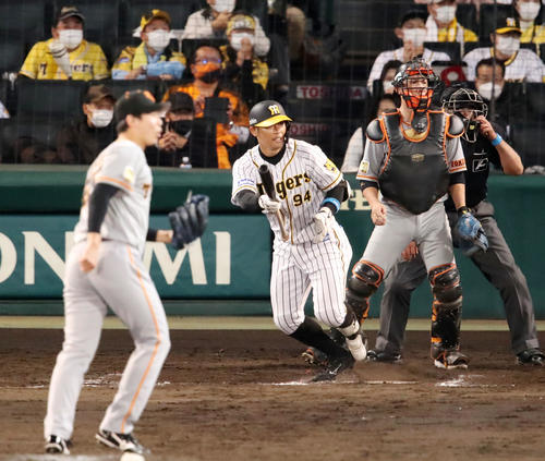 阪神対巨人　9回裏阪神2死満塁、代打原口は三直を打って試合終了。投手は畠（撮影・加藤哉）