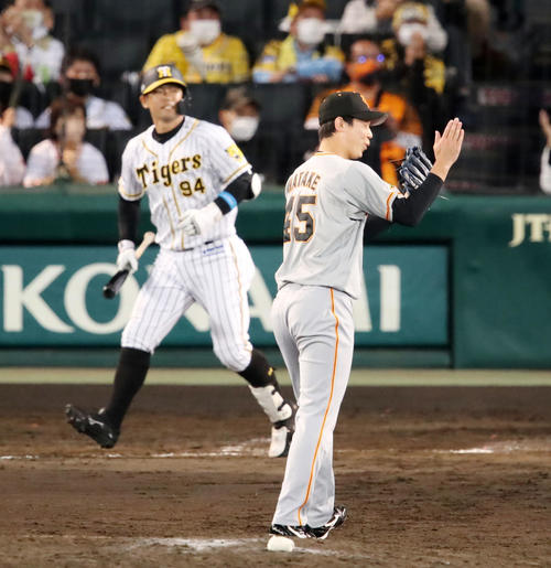 阪神対巨人　9回裏阪神2死満塁、畠は代打原口を三直に仕留め試合終了（撮影・加藤哉）