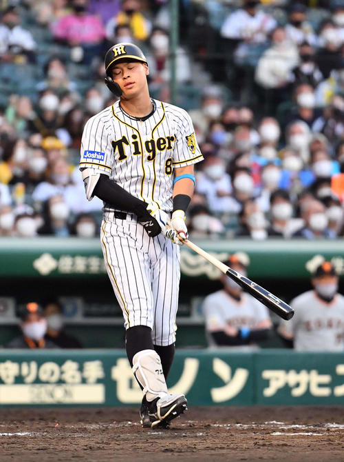 阪神対巨人　8回裏阪神1死一塁、三振に倒れる佐藤輝（撮影・上田博志）