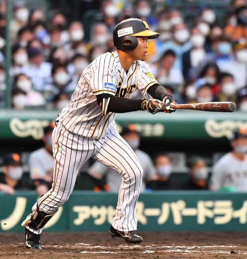 阪神対巨人　8回裏阪神2死一塁、右前安打を放つ島田（撮影・上田博志）