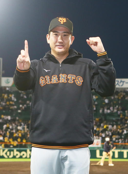 阪神対巨人　ヒーローインタビューを終え、笑顔でポーズを決める巨人菅野（撮影・足立雅史）