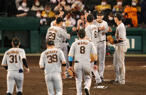 阪神対巨人　阪神に勝利しマウンドでタッチする巨人ナインたち（撮影・加藤哉）