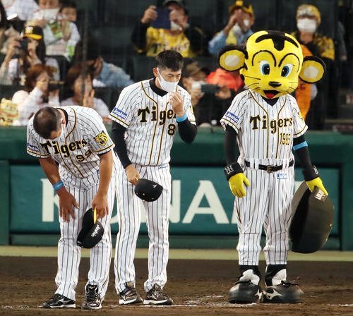 阪神対巨人　巨人に敗れファンに一礼する矢野監督。左は井上ヘッドコーチ（撮影・加藤哉）
