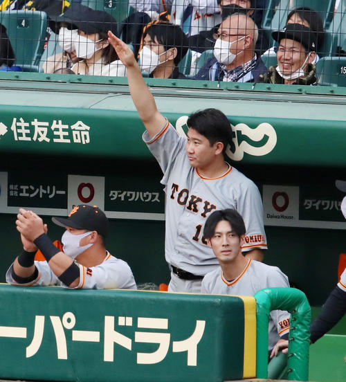 阪神対巨人　8回表巨人2死一、三塁、ベンチの菅野はウィーラーの左前適時打に手を挙げる（撮影・加藤哉）