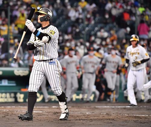 阪神対巨人　9回裏阪神2死満塁、三直に倒れ唇をかみしめる原口（撮影・上田博志）