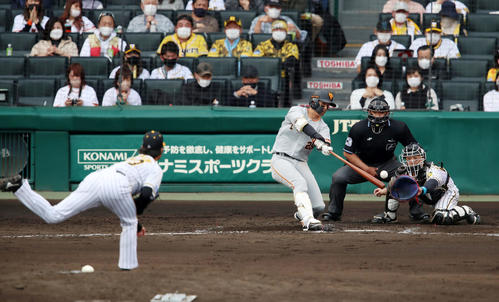 阪神対巨人　5回表巨人1死一、三塁、吉川尚は中前適時打を放つ。投手は高橋（撮影・加藤哉）