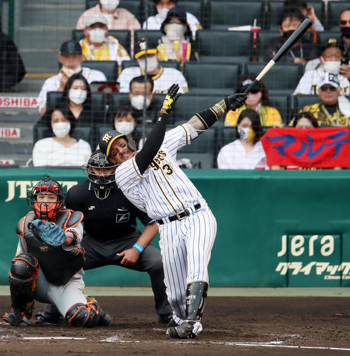 阪神対巨人　5回裏阪神無死、マルテは左前打を放つ（撮影・加藤哉）