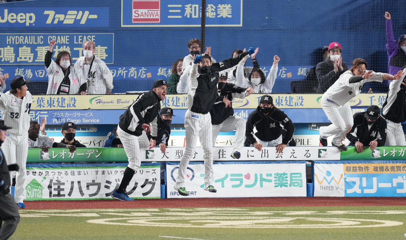 ロッテ対楽天　9回裏ロッテ1死二塁、佐藤都のサヨナラの適時打でガッツポーズをしながらベンチから飛び出す佐々木朗（中央）（撮影・菅敏）