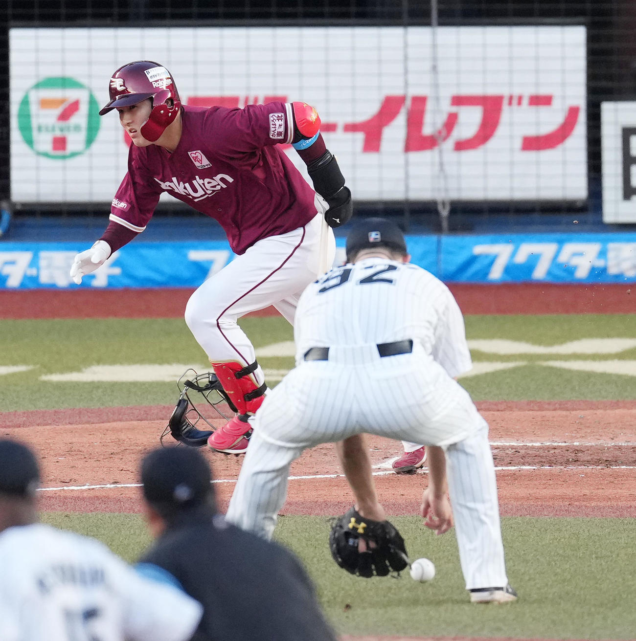ロッテ対楽天　7回表楽天無死一塁、太田のバントの打球を処理する国吉（撮影・菅敏）