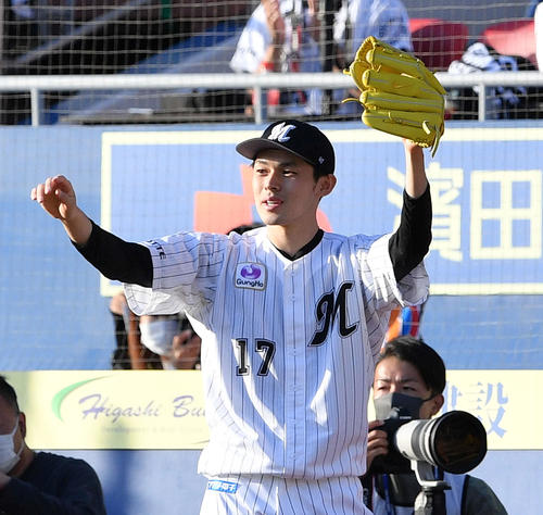 ロッテ対楽天　33回裏ロッテ1死一、三塁、安田の左犠飛に笑顔を見せる佐々木朗（撮影・滝沢徹郎）