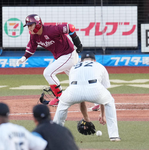 ロッテ対楽天　7回表楽天無死一塁、太田のバントの打球を処理する国吉（撮影・菅敏）