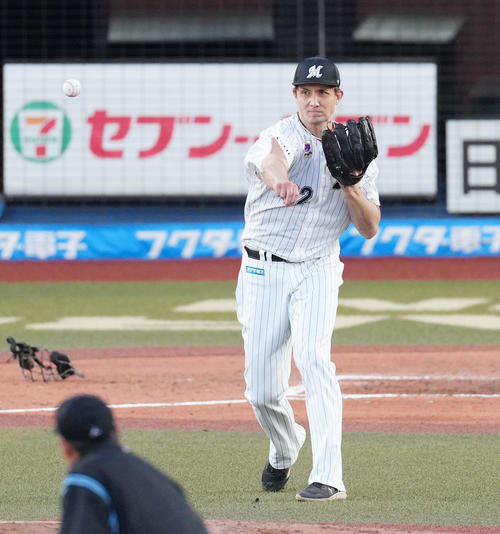ロッテ対楽天　7回表楽天無死一塁、太田のバントの打球を処理し二塁へ送球する国吉（撮影・菅敏）