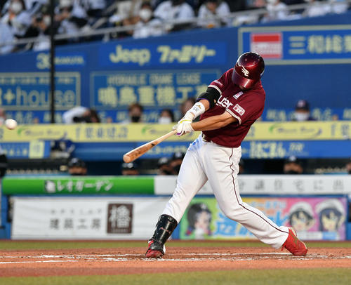 ロッテ対楽天　7回表楽天2死満塁、島内は逆転の3点適時二塁打を放つ（撮影・滝沢徹郎）