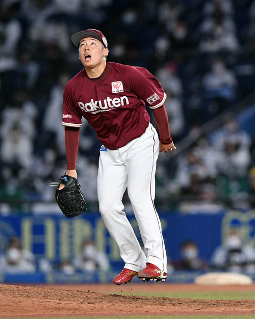 ロッテ対楽天　8回裏ロッテ2死、エチェバリアに同点の本塁打を浴びる松井（撮影・滝沢徹郎）
