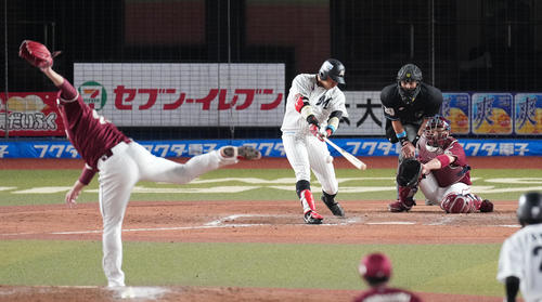 ロッテ対楽天　9回裏ロッテ1死二塁、右へサヨナラの適時打を放つ佐藤都（撮影・菅敏）