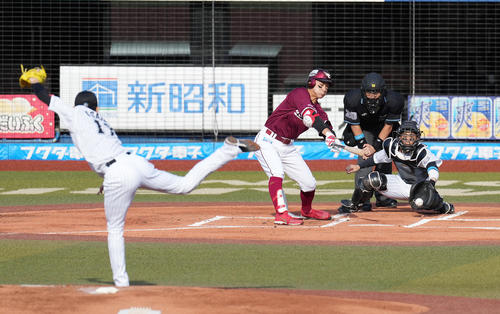 ロッテ対楽天　1回表楽天1死、岡島を空振りの三振に仕留める佐々木朗（撮影・菅敏）