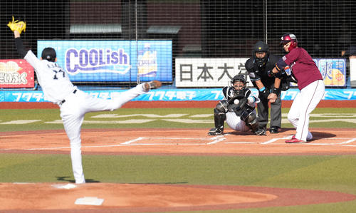 ロッテ対楽天　1回表楽天2死、浅村を見逃しの三振に仕留める佐々木朗（撮影・菅敏）