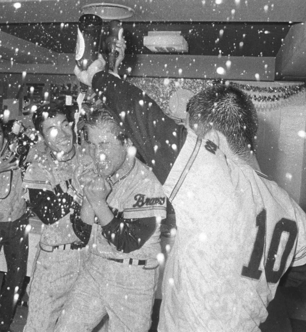 71年、リーグ優勝を果たし、ビールを掛け合う、左から福本、西本監督、加藤秀