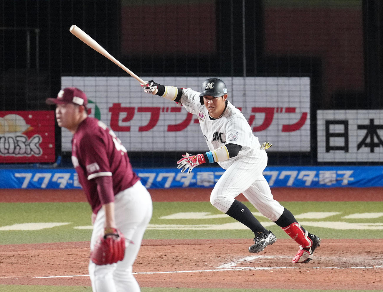 ロッテ対楽天　9回裏ロッテ1死二塁、右へサヨナラの適時打を放つ佐藤都（撮影・菅敏）