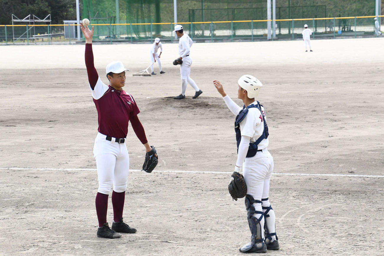 投球後にダウンを行う高知・森木大智（撮影・中野椋）