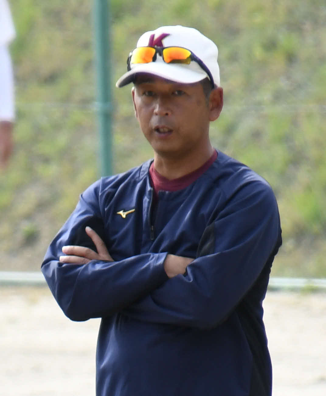 練習を見守る高知・浜口佳久監督（2021年10月19日撮影）