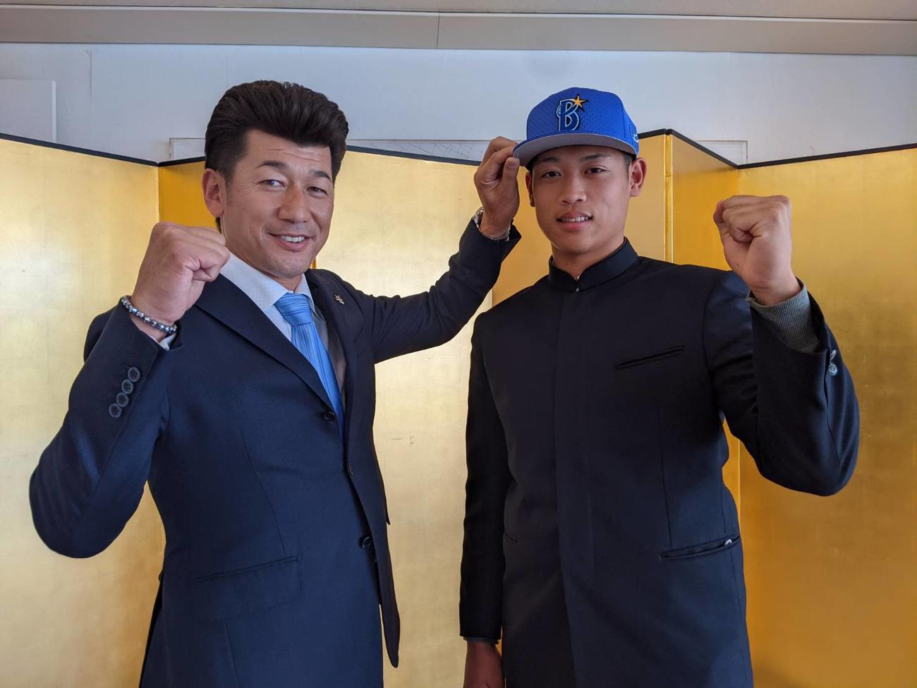 DeNAドラフト1位の市和歌山・小園健太投手（右）の和歌山市内で行われた仮契約にサプライズ登場した三浦大輔監督（球団提供）